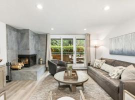 Designer 2 BR on River with Pool - Walk to Town!, hotel em Aspen