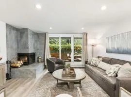 Designer 2 BR on River with Pool - Walk to Town!