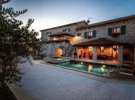 Mediterrane Steinvilla mit Privatpool, Whirlpool, Darts, Billard, Tischtennis, Gym