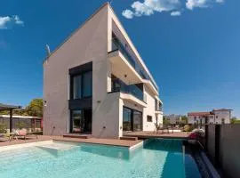 Noble strandnahe Villa mit Meerblick, Privatpool, Gym, nur 700 Meter zum Strand