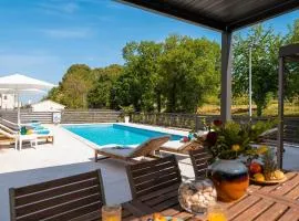 Strandnahes Apartment mit Jacuzzi, Meerblick, Pool, privatem Balkon, nur 100 Meter zum Strand