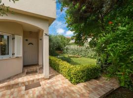 Mediterranes Ferienhaus mit Loungebett, BBQ, privatem Garten, Waschmaschine, klimatisierten Schlafzimmern, ξενοδοχείο σε Vabriga