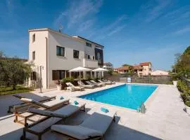 Traumhaftes Apartment nur 100 Meter zum Strand mit Jacuzzi, Meerblick, Salzwasserpool