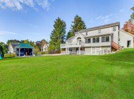 Lake Champlain Fun Apt with Fire Pit and Large Yard!, hotel sa Essex Junction