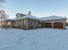 Lux Waterfront Private 4bd home, hotel v destinaci Saint John