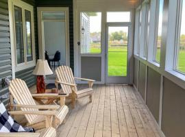 Spacious 3 Bdrm Retreat, Muskoka Room & Fireplace, hotel con estacionamiento en Bracebridge