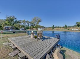 Steamboat Rock Cabin Near Trails and River!, hotel en Steamboat Rock