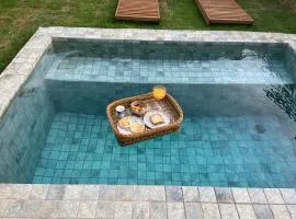 Bangalô com piscina e privacidade a 6 km do centro