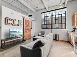320- Downtown Loft Luxe Mattress Prking FAST Wifi