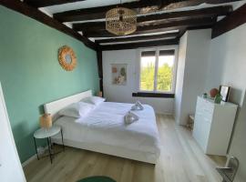 Maison de ville avec jardin à 5 minutes de Lisieux, hotel v destinaci Beuvillers