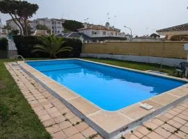 Chalet adosado en Matalascañas con piscina y chimenea, cerca de la playa