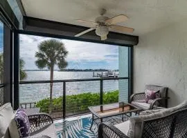 Perfect Waterfront Getaway on Marco River