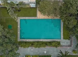 Candolim's New 3BHK-Azure Luxury Penthouse Next to Starbucks, 6 minutes walk to Beach - By Lembranca