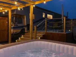 Horse Truck Tiny Home with Hot Tub、アッシュボーンのタイニーハウス