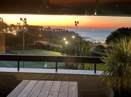 Oceanfront Lux Condo Sleeps 9, hotel i Cascais