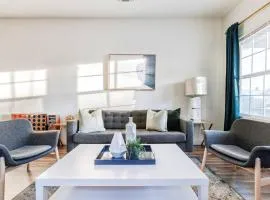 3BR Modern, Gated Home w FreePking, BBQ, Firepit, Mins to Downtown