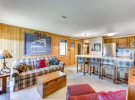 2 Mi to Snowshoe Resort Townhome with Deck!, hotel v destinaci Dunmore