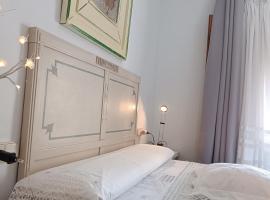 Agradable casa con zona de relax y aparcamiento, Hotel in San Clemente