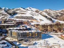 129 Park Station Escape! Cozy Condo with Pool & Hot Tub! Walking Distance to Main Street & Town Lift! condo