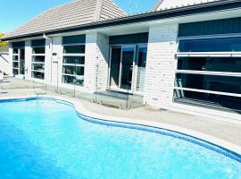 Summer Holiday 4 bedrooms house in Hamilton with pool and spa, hotel in Hamilton