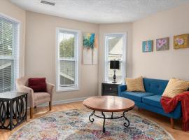 Dahlia Apartment - In Quiet Corcoran Neighborhood with Easy Access to Downtown, ξενοδοχείο στη Μινεάπολη