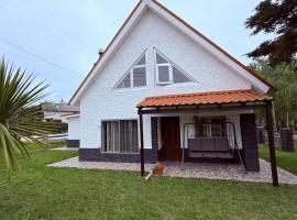 Casa de Playa, Piscina y Jardín, hotel in Playa Hermosa
