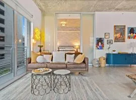 City Loft - Downtown Bayfront pool gym & parking