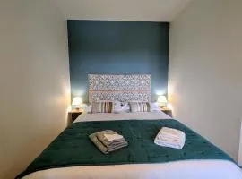 Chambre cosy avec salle d'eau, accès piscine chauffée et Wi-Fi illimité - FR-1-591-620