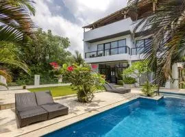 Deluxe Apartment, 75 m from Balian Surf Spot