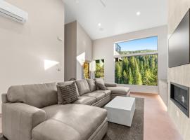 Inas Way Townhomes Unit C by Summit County Mountain Retreats, Hotel in Keystone