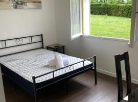 Superbe chambre parentale avec sa propre salle de bains avec douche et wc privés, cuisine et Wifi, hotel v destinaci Vandoeuvre-lès-Nancy