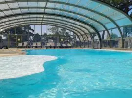 Cottage pour 6 personnes avec piscine couverte et chauffée à 300 m de la mer avec Wi-Fi et climatisé , 3 chambres