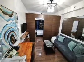 Makati Luxury, Chic 1BR with City Views, Pool, Shops and Restaurants