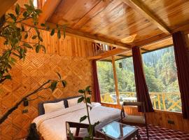 Tree House by The Forest Pinnacle and Café, Jibhi、Jibhiのホットタブ付きホテル