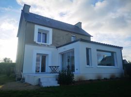 Maison vue sur mer avec jardin, Hotel in Carantec