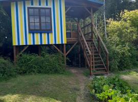 Tree House Fluffy Horns - Namiņš Kokos Pūkainie Ragi, chata v destinaci Plieņciems