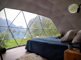 Olden Glamping - One with nature, Zelt-Lodge in Stryn