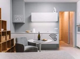 E3 Luxury OldTown Apt w Free Garage, Supermarket, FastWifi, Unlimited Music, Prime Video, Aircon