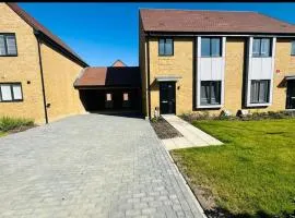Ashford Luxury House with Hot tub and Driveway Parking