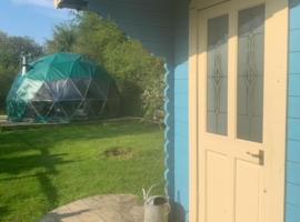 Ceridwen Glamping, double decker bus and Yurts, hotel v destinaci Llandysul