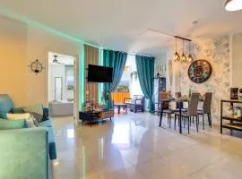 LUXORY DREAMY SUNSET, SeaFront, Direct Access To The Promenade,Wifi,Pool,Free Parking