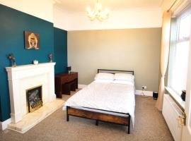 Large Bungalow - Sleeps 8 - 3 Large Beds - Plus Sofa Bed - Off Street Parking - Very Large Enclosed Gardens - Fast Wifi, hotel in Birmingham