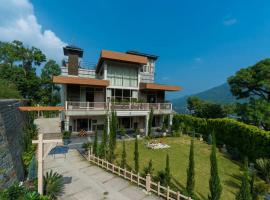 Home Zoned Luxe Modern Villa With Jacuzzi near Kasauli, hotel i Solan