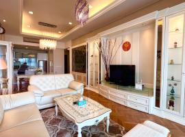 Luxury Seaview Family Suite at Straits Quay, hotel in Tanjong Tokong