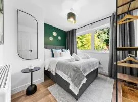 Stylish 2BR Flat near Airport & Stadium, Sleeps 6