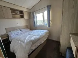 Caravan Leanne Sleeps 6 with Parking