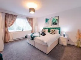 7 Beds - Spacious Apartment - Free Parking