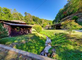 Creek Access and Spacious Yard Quiet Sylva Home!, отель в Сильве