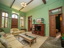 Central house with beautiful garden