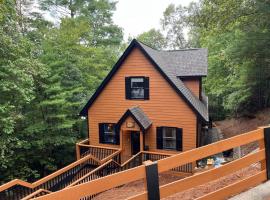 Helen, GA Bear Paw Haus 4 bdrm, sleeps 10, fire pit, pool table, on Golf course، فندق في هيلين